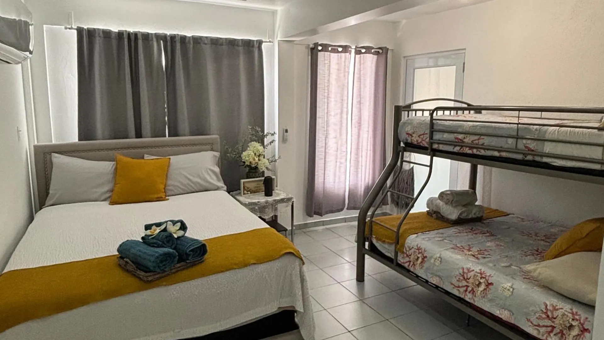 2Bdr Private Home With Ac & Gated Parking - Luquillo Beach