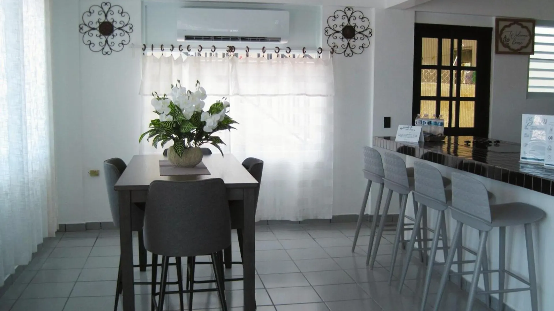 2Bdr Private Home With Ac & Gated Parking - Luquillo Beach